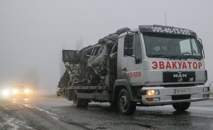 Separatyści zabierają zniszczony samochód misji OBWE do Ługańska.