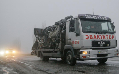 Separatyści zabierają zniszczony samochód misji OBWE do Ługańska.