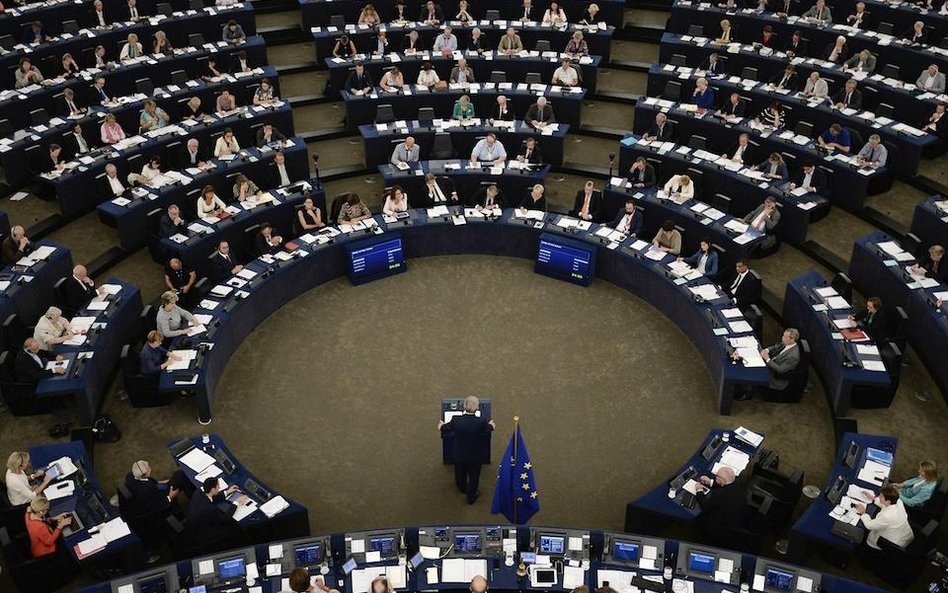 Europarlament krytykuje Polskę