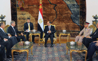 Moskwa liczy na sojusz z Kairem. Ale więcej dzieli