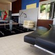 Tak wyglądają dziś wnętrza zaprojektowane przez Eileen Gray (w tle rysunek Le Corbusiera)