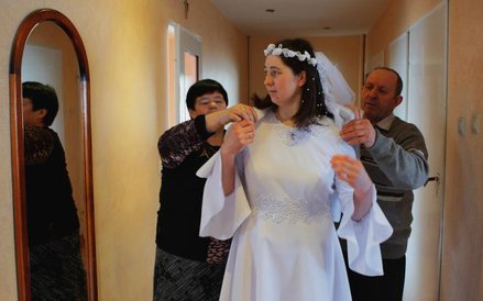 Welon i koronki: ostatnie przymiarki przed konsekracją w Łowiczu