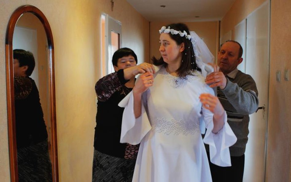 Welon i koronki: ostatnie przymiarki przed konsekracją w Łowiczu