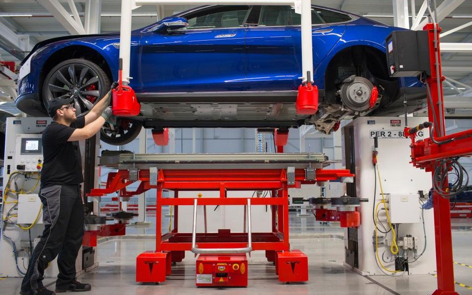 Tesla bije kolejne rekordy sprzedaży, ale i tak nie przynosi zysków