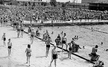 Pierwszy, otwarty w 1929 roku, odkryty basen w Warszawie przy ulicy Łazienkowskiej 1. Lipiec-sierpie