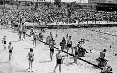 Pierwszy, otwarty w 1929 roku, odkryty basen w Warszawie przy ulicy Łazienkowskiej 1. Lipiec-sierpie