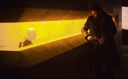 Każdy kadr w filmie Denisa Villeneuve’a to popis artystycznego kunsztu operatora Rogera Deakinsa.