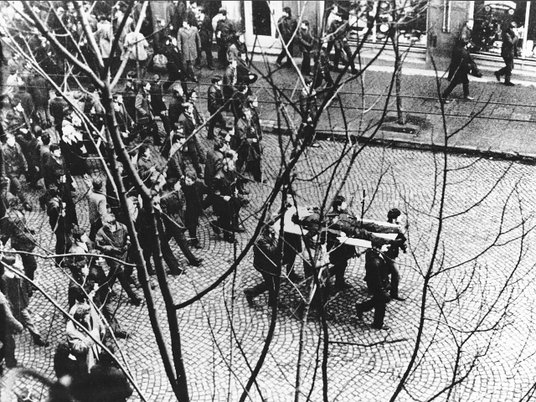 Demonstracje Grudnia ’70 w Gdyni – ciało zastrzelonego Zbyszka Godlewskiego niesione przez demonstra