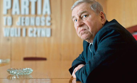 Ganiąc polski antysemityzm, Stuhr całkowicie pomija rolę Żydów przy wprowadzaniu w Polsce komunizmu 