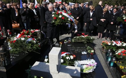 Prezes PiS Jarosław Kaczyński składa kwiaty na grobach ofiar katastrofy smoleńskiej, na Cmentarzu Wo