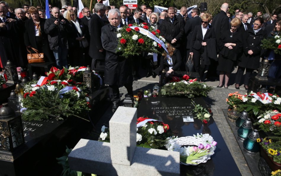 Prezes PiS Jarosław Kaczyński składa kwiaty na grobach ofiar katastrofy smoleńskiej, na Cmentarzu Wo