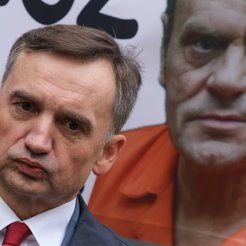 Poseł PiS Zbigniew Ziobro na konferencji prasowej przed Prokuraturą Krajową w Warszawie