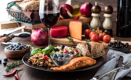 Dieta śródziemnomorska opiera się na rybach, warzywach, produktach z pełnoziarnistego zboża, oliwy z