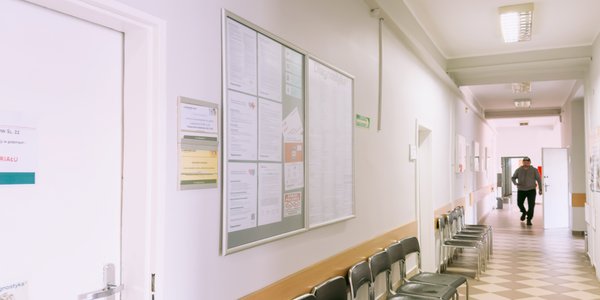 Rheumatologist offered 4,000 PLN for a 7-hour shift — clinic refused, doctor quits public healthcare