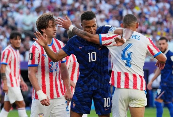 Kylian Mbappé podczas walki o pozycję z Juanem Jose Caceresem w meczu Paragwaj – Francja na Mistrzos