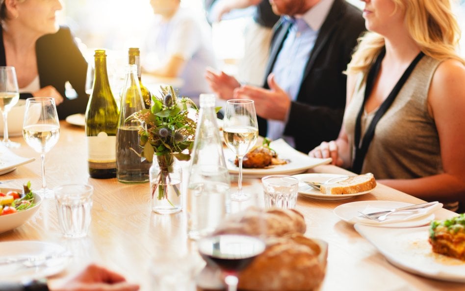Rząd zmienia zasady w restauracjach. Od 12 sierpnia 0,5 litra gratis