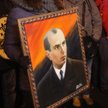 Kobieta z portretem Stepana Bandery w Kijowie podczas marszu z okazji 110 rocznicy urodzin przywódcy