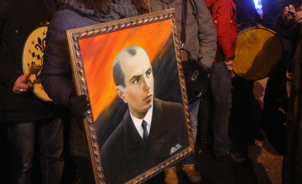 Kobieta z portretem Stepana Bandery w Kijowie podczas marszu z okazji 110 rocznicy urodzin przywódcy