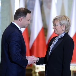 Grudzień 2015 r. Prezydent Andrzej Duda składa gratulacje Julii Przyłębskiej podczas uroczystości za