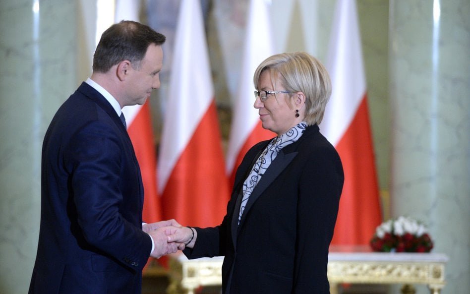 Grudzień 2015 r. Prezydent Andrzej Duda składa gratulacje Julii Przyłębskiej podczas uroczystości za