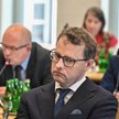 Poseł PiS Marcin Romanowski podczas posiedzenia sejmowej Komisji Regulaminowej, Spraw Poselskich i I
