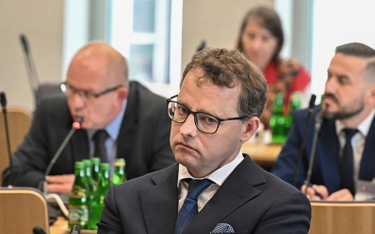 Poseł PiS Marcin Romanowski podczas posiedzenia sejmowej Komisji Regulaminowej, Spraw Poselskich i I