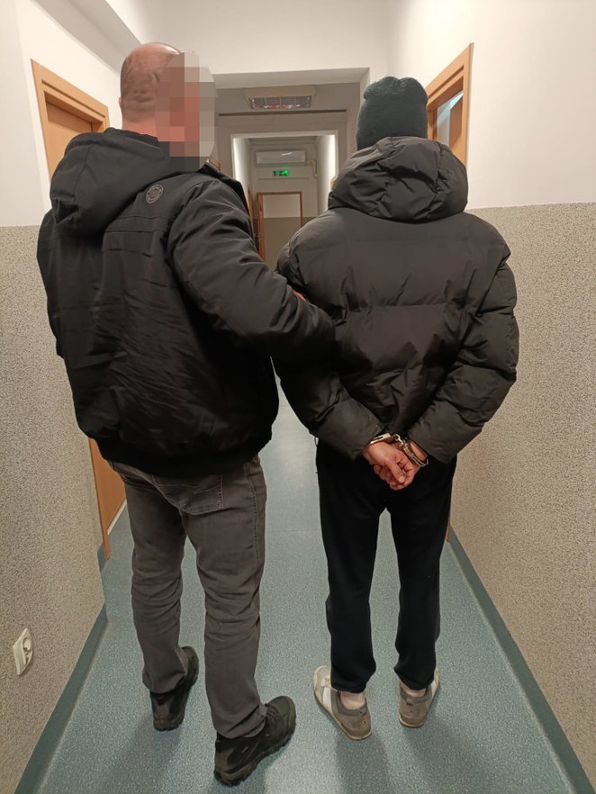 W pewnym momencie do piwnicy wszedł mężczyzna. Początkowo wyglądało na to, że nie zauważył obecności