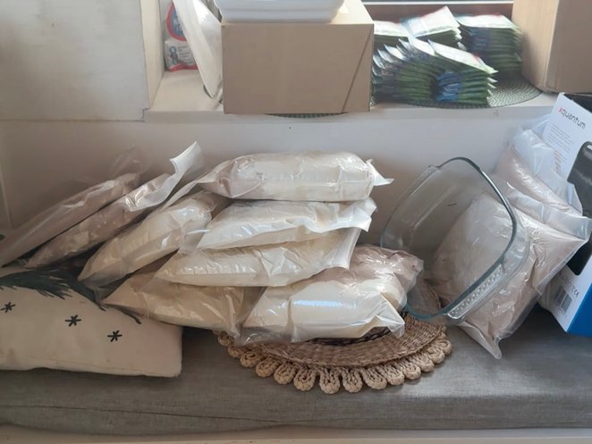 Na terenie przeszukanej posesji znalezino gotowe narkotyki, takie jak amfetamina i mefedron