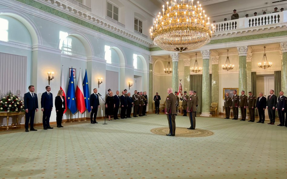 Dymisja generałów Andrzejczaka i Piotrowskiego. Prezydent Andrzej Duda dokonał zmian na stanowiskach dowódczych w Siłach Zbrojnych RP