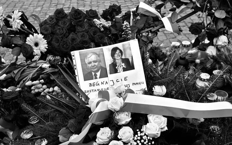 Warszawiacy żegnają parę prezydencką