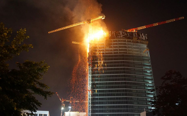 Pożar wieżowca w Warszawie. Premier podziękował strażakom