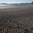 Dno wyschniętego zbiornika w południowym Urugwaju. W 2023 roku ten kraj, podobnie jak wiele innych, 
