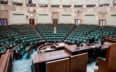 Sondaż: Spadek poparcia dla Koalicji Obywatelskiej, Konfederacja i PSL w Sejmie