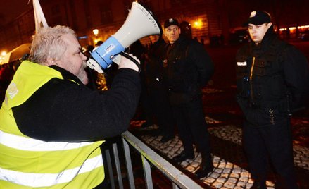 Sondaż: 60 proc. Polaków nie chce blokowania miesięcznic