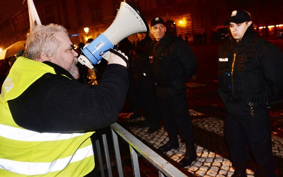 Sondaż: 60 proc. Polaków nie chce blokowania miesięcznic