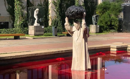 Jan Paweł II z głazem nad głową. Instalacja przed Muzeum Narodowym w Warszawie