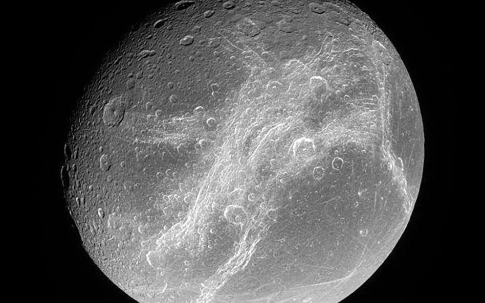 Zdjęcie Dione z sondy Cassini. Fot. NASA/JPL/Space Science Institute