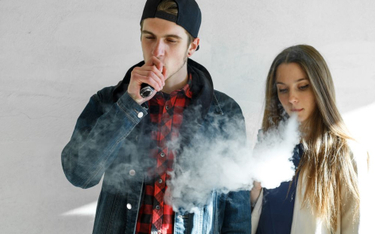 Wielka Brytania zakaże jednorazowych waporyzatorów. „Dzieci palą nawet w szkole”