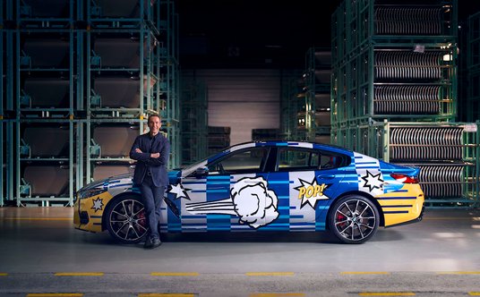 Jeff Koons i jego najnowszy BMW Art Car.