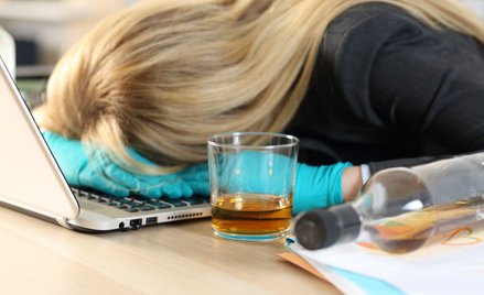 Alkohol podczas pracy zdalnej? Szef będzie mógł nas sprawdzić