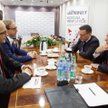 W debacie „Parkietu” udział wzięli: Sobiesław Kozłowski (DM Raiffeisen), Krzysztof Radojewski (Noble