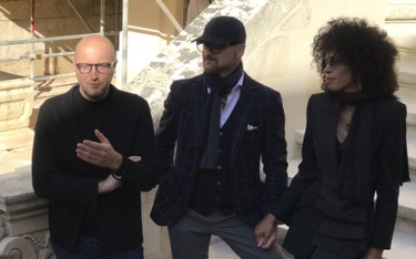 Kurator Boris Kudlicka, Rafał Brzoska i Omenaa Mensah na Malcie podczas Biennale