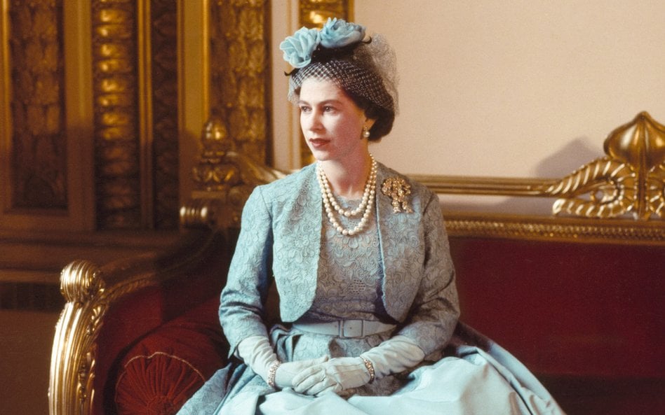 Elżbieta II na weselu księżniczki Małgorzaty, 1960 rok. Królowa ma na sobie suknię projektu Normana 
