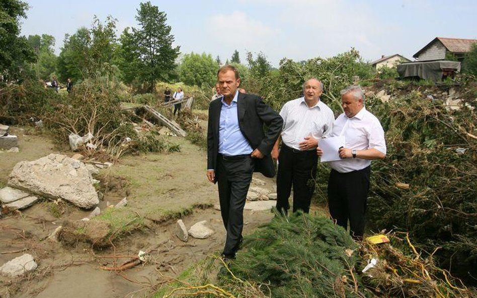 We wsi Zawada na Podkarpaciu premier Donald Tusk dziwił się, że mała rzeczka Zawadka wyrządziła stra