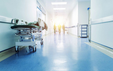 Koronawirus: Szpitale boją się, że zabraknie pielęgniarek i lekarzy po zamknięciu szkół