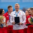 Piotr Lisek – kapitan reprezentacji Polski – z trofeum za drugie miejsce w drużynowych mistrzostwach