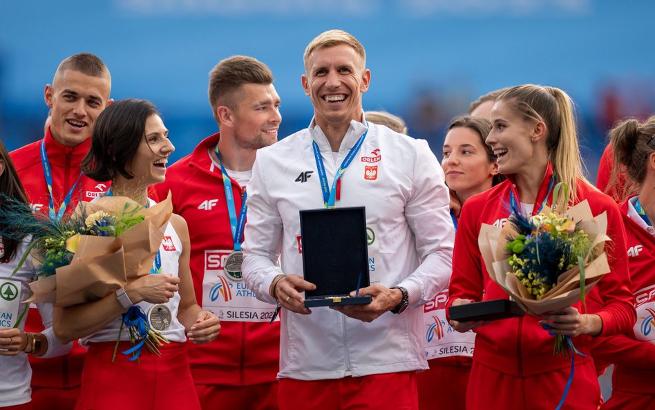 Piotr Lisek – kapitan reprezentacji Polski – z trofeum za drugie miejsce w drużynowych mistrzostwach