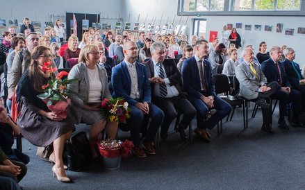 Goście na uroczystości nadania szkole imienia Jacka Pałkiewicza