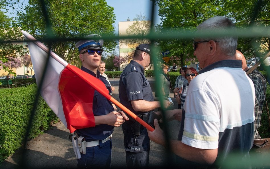 Policja legitymuje uczestników pikiety