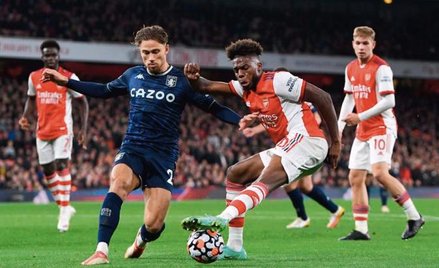 Matthew Cash (z lewej, obok Nuno Tavares z Arsenalu) zagrał w tym sezonie we wszystkich meczach Prem